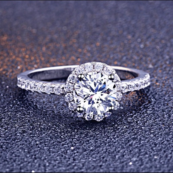 ✨2 Piece Round Halo Set✨✨ 18K White Gold✨ - Picture 4 of 7